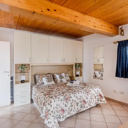 Terrace In Simple Duplex דירה